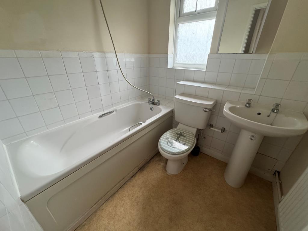 Lot: 103 - TWO-BEDROOM FLAT WITH SEA VIEWS AND SHARE OF FREEHOLD - Bathroom